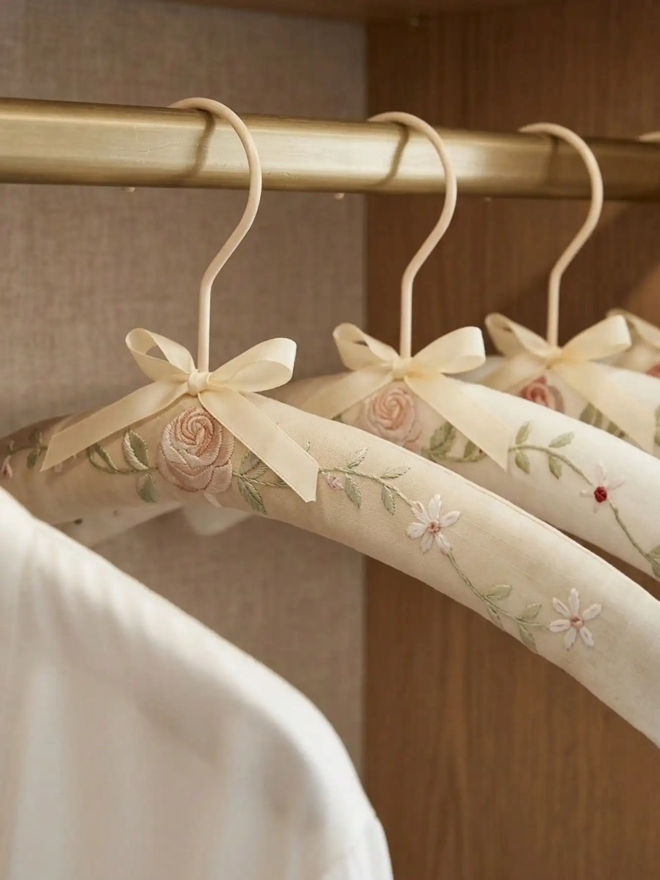 Embroidery-Covered Hanging Rac – Ribbon Bow Gift recenzja i cena